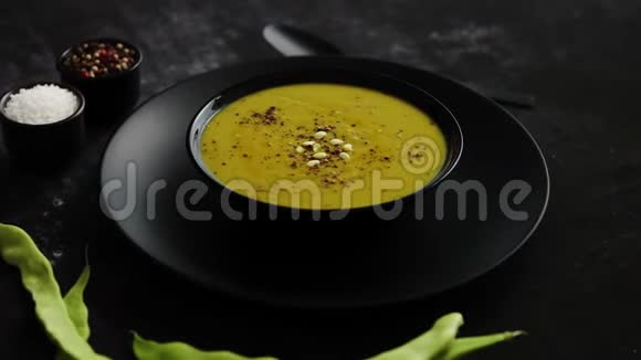 陶瓷白色盘子里有绿豌豆的奶油汤视频的预览图