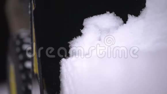 一个人用吹雪机在人行道上清扫积雪视频的预览图