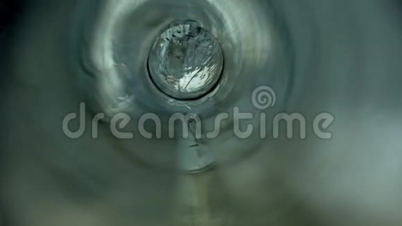 酒厂设备中的流动液体视频的预览图