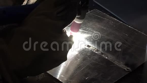 在金属行业工作的焊工在工业工厂焊接视频的预览图