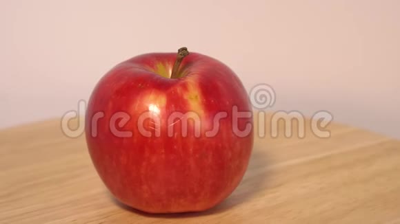 红苹果在木桌上旋转视频的预览图