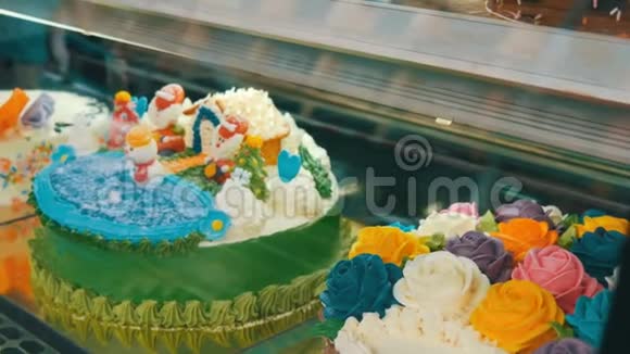 在店面上烤着漂亮的彩色蛋糕装饰的蛋糕卖了糖尿病和不健康食物的问题视频的预览图
