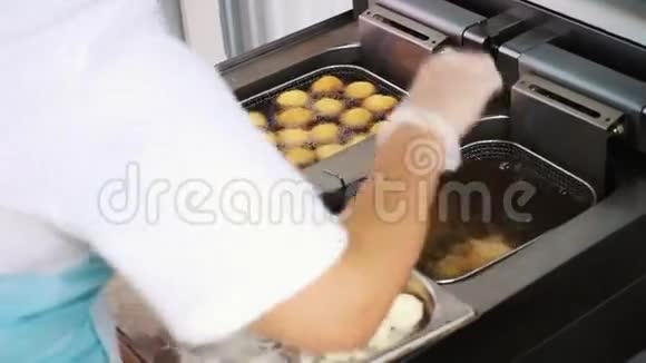 厨师用高脂肪食物准备食物在热油里煎视频的预览图
