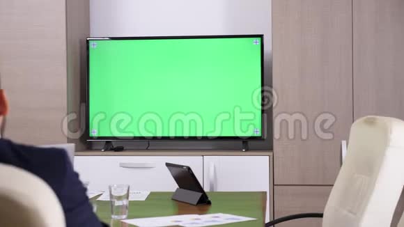 会议室里的商务人员用绿色屏幕电视讲话视频的预览图