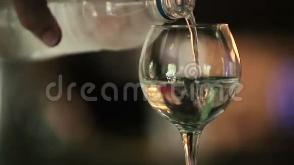 碳酸水倒入玻璃杯中视频的预览图