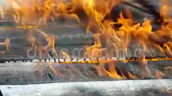 燃烧的房子视频的预览图