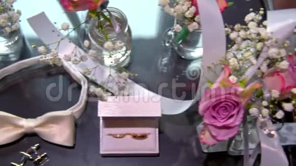 婚礼饰品戒指和鲜花视频的预览图