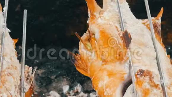 全国泰国菜煎鱼吐盐和绿色近景泰国和亚洲的异国食物视频的预览图