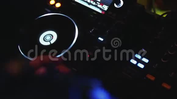 DJ控制台的手视频的预览图