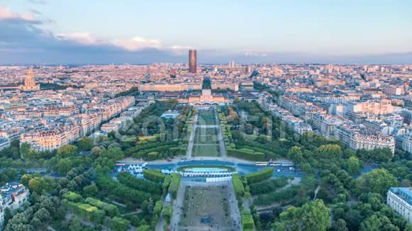 日落时分的大城市天际线鸟瞰从埃菲尔铁塔俯视巴黎法国视频的预览图