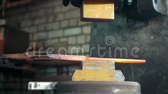 熔化的金属在铁匠的压力下加工视频的预览图