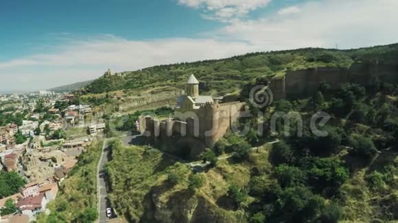 第比利斯城堡高加索山脉格鲁吉亚美丽自然乔治亚水墙无人驾驶飞机4k视频的预览图