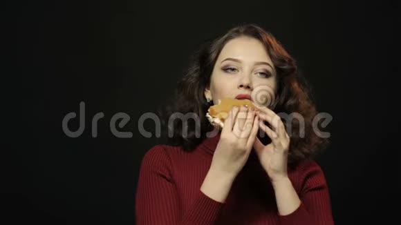 布鲁内特女人吃汉堡包特写镜头视频的预览图