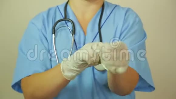 戴着医用手套的女医生的手视频的预览图