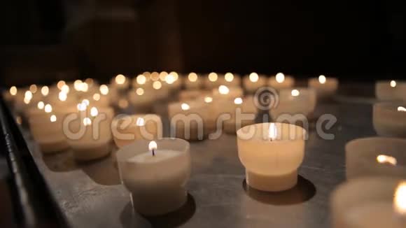 教堂里蜡烛在燃烧视频的预览图