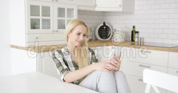迷人的女性在厨房自拍视频的预览图