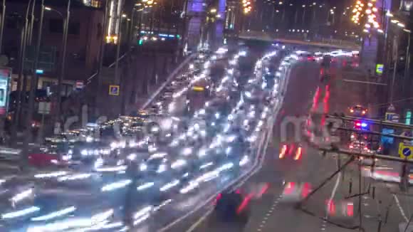 高速公路上疯狂的夜间交通视频的预览图