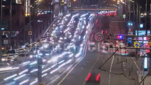 高速公路上疯狂的夜间交通视频的预览图