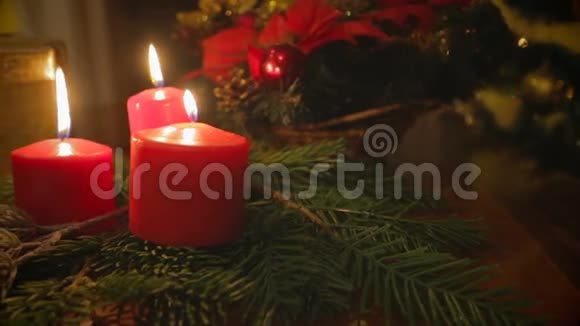 客厅有三支燃烧的蜡烛和金色圣诞礼盒视频的预览图