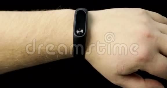 一个男人的特写镜头展示了手上的智能手表视频的预览图