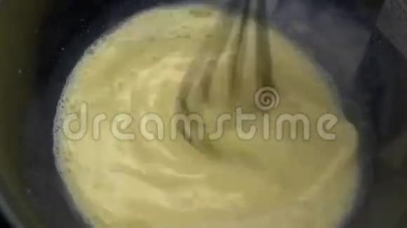 用打蛋器打蛋视频的预览图