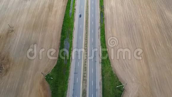 空中无人驾驶飞机空驶高速公路汽车在农村开车穿过马路穿过田野视频的预览图