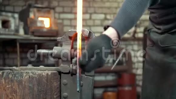 锻造钢铁产品的肌肉铁匠视频的预览图