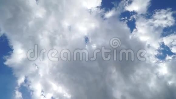 快速的飞云划过天际视频的预览图