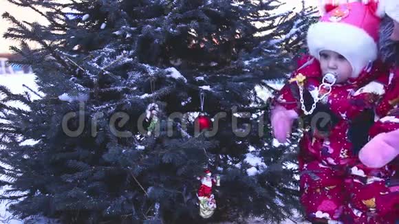 圣诞树上的孩子视频的预览图