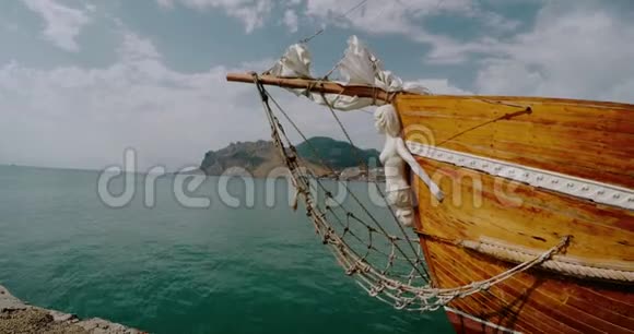 在高山和大海的映衬下一艘木船的觅食视频的预览图