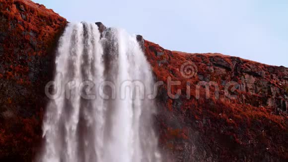 山岩中史诗般的大瀑布视频的预览图