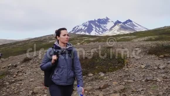 女人在冰岛国家公园徒步旅行视频的预览图