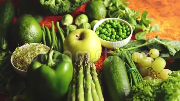 新鲜的绿色蔬菜和水果分类放在生锈的金属上视频的预览图
