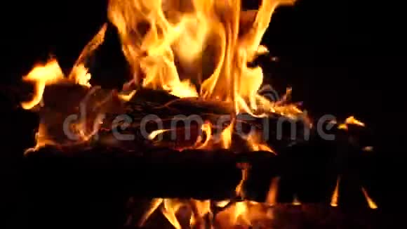 红煤在夜间燃烧动作缓慢视频的预览图