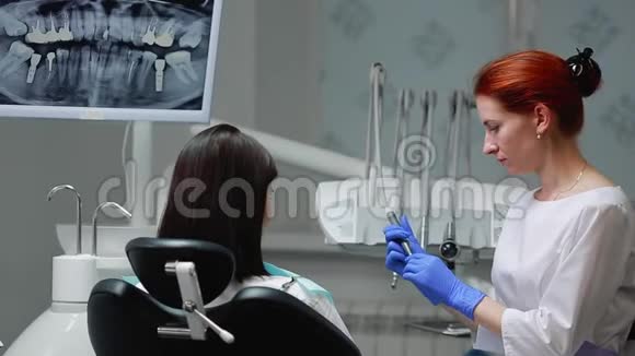 牙医完成了他和病人的工作移除博尔机器给女孩一面镜子来评估工作这就是视频的预览图