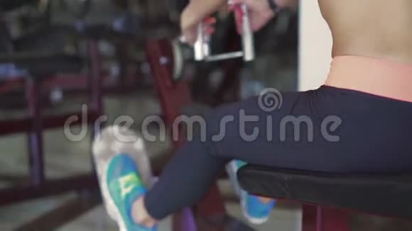 靠近女孩的身体在健身房训练三头肌视频的预览图