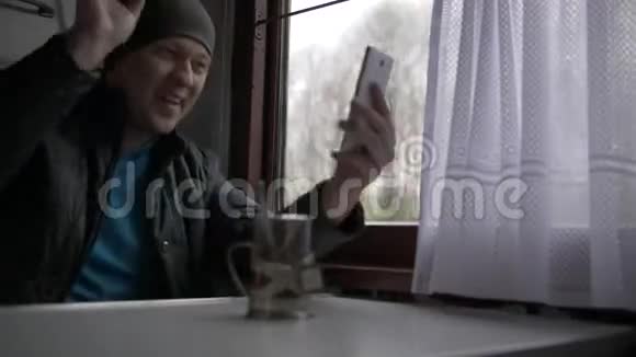 一个年轻的帅哥坐火车视频的预览图