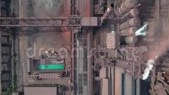 工业区大红白管粗白烟从厂区管道浇筑污染视频的预览图