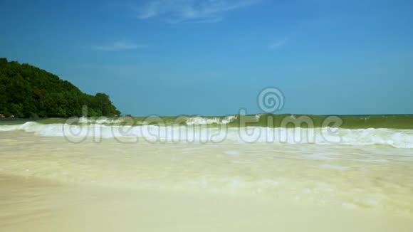 越南岛海岸的透明水沙滩雪白海滩上的蓝色波浪基本观点视频的预览图