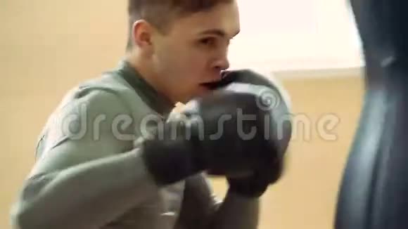 年轻拳击手用拳击袋练习视频的预览图