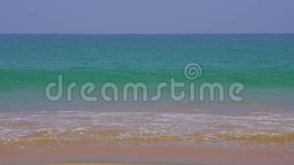 沙滩上有蓝色的海浪视频的预览图
