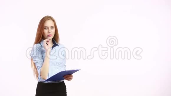 年轻漂亮的商务女性穿着商务套装手里拿着平板电脑和钢笔女人的诱惑姿态视频的预览图