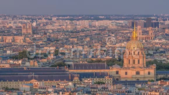 日落时分的大城市天际线鸟瞰从埃菲尔铁塔俯视巴黎法国视频的预览图
