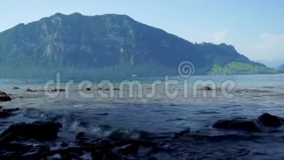 在瑞士卢塞恩湖的高山背景下视频的预览图