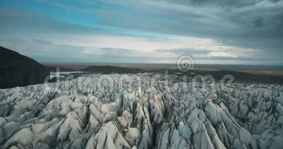 冰岛国家公园冰谷的风景鸟瞰图无人机飞过白色冰川瓦特纳霍卡尔视频的预览图