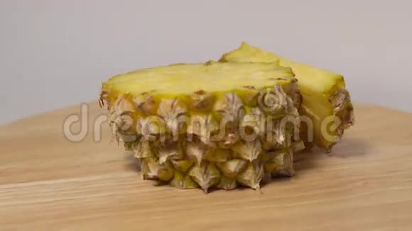 菠萝片在转盘上旋转视频的预览图