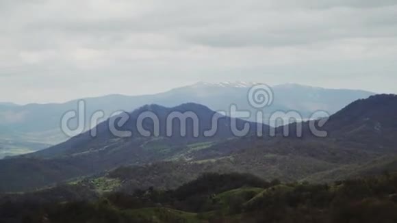 高山和深蓝色天空的夏季景观视频的预览图