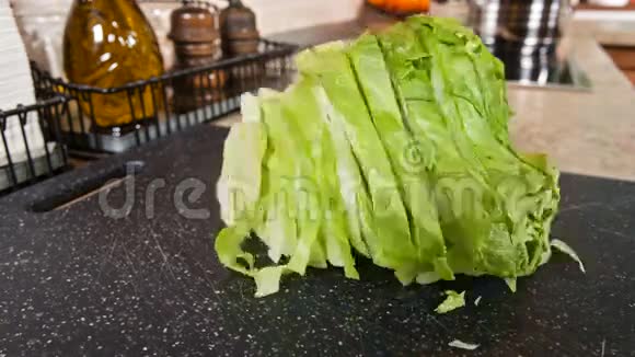 切菜板上的蔬菜停止运动视频的预览图