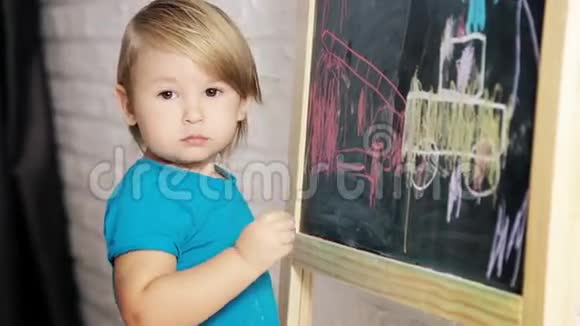 小男孩用黑板画粉笔视频的预览图