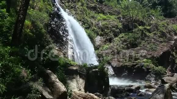小山河瀑布绿坡视频的预览图
